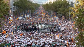 Madrid doufá, že Katalánci budou ignorovat svoji vládu. Ti ale protestují.