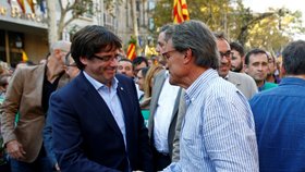 Katalánský premiér Carles Puigdemont s bývalým katalánským prezidentem Arturem Masem