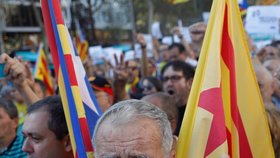 Madrid doufá, že Katalánci budou ignorovat svoji vládu. Ti ale protestují.