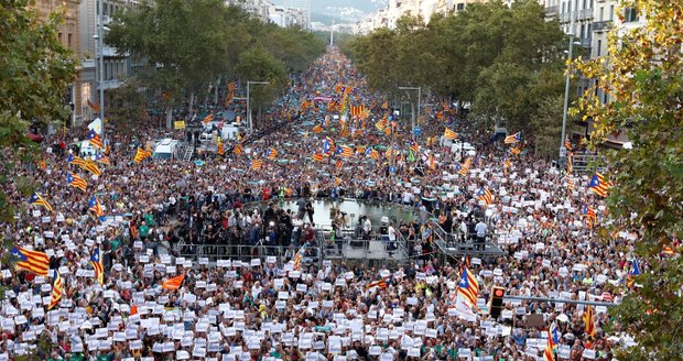 V Barceloně protestují statisíce lidí. Madrid doufá v ignoraci katalánské vlády