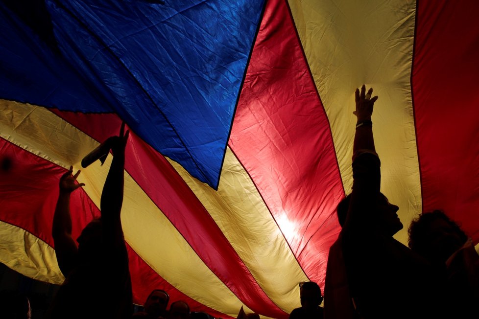 Madrid doufá, že Katalánci budou ignorovat svoji vládu. Ti ale protestují.