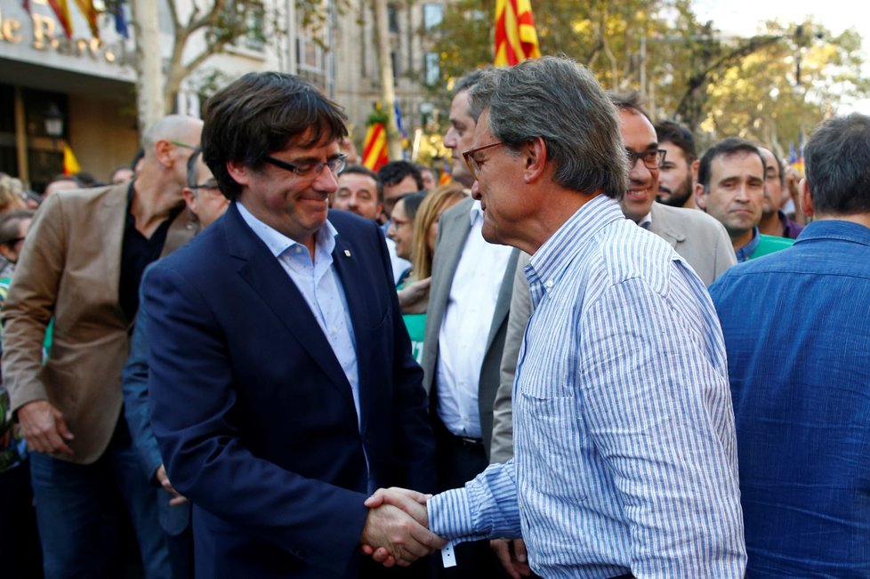 Katalánský prezident Carles Puigdemont s bývalým katalánským prezidentem Arturem Masem