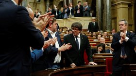 Katalánský premiér Carles Puigdemont dnes požádal katalánský parlament o mandát k vyhlášení nezávislosti Katalánska na základě výsledků referenda z 1. října
