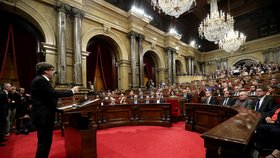 Katalánský premiér Carles Puigdemont dnes požádal katalánský parlament o mandát k vyhlášení nezávislosti Katalánska na základě výsledků referenda z 1. října.