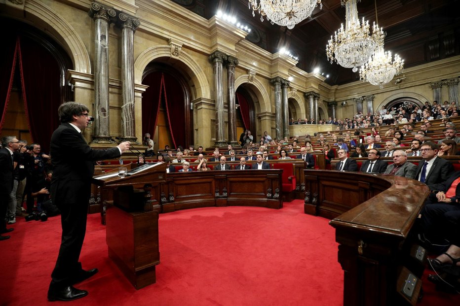 Katalánský premiér Carles Puigdemont požádal katalánský parlament o mandát k vyhlášení nezávislosti Katalánska na základě výsledků referenda z 1. října