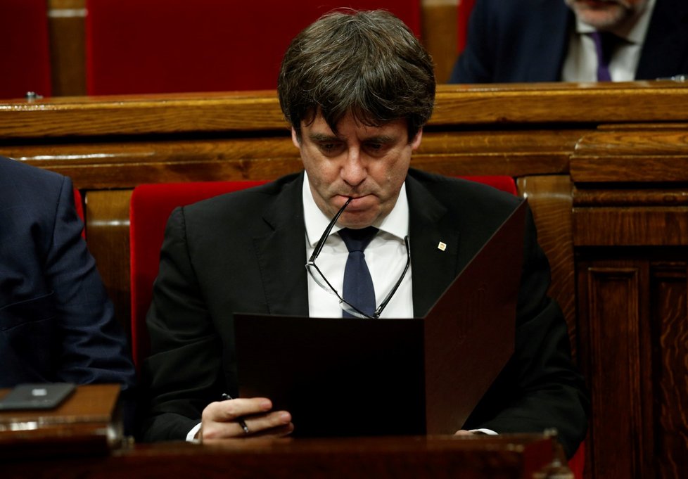 Katalánský premiér Carles Puigdemont dnes požádal katalánský parlament o mandát k vyhlášení nezávislosti Katalánska na základě výsledků referenda z 1. října