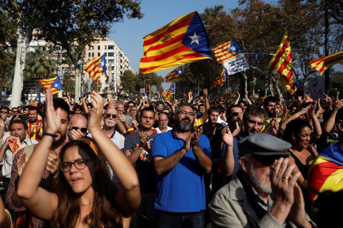 Katalánský parlament vyhlásil nezávislost na Španělsku. Lidé v Barceloně jásají