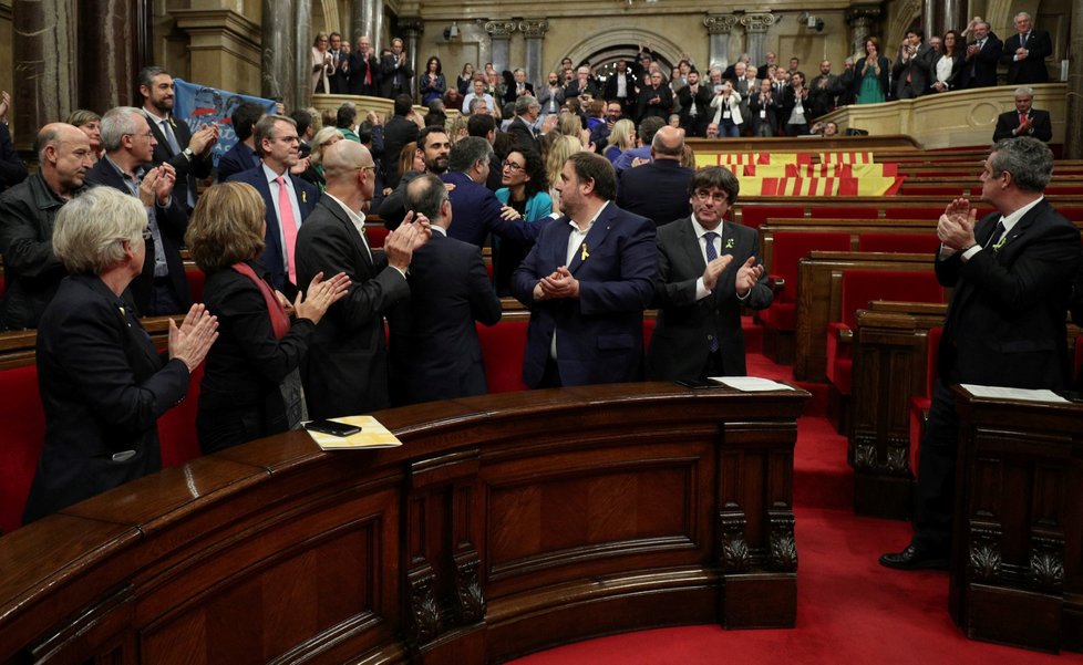 Katalánský parlament vyhlásil nezávislost na Španělsku. Lidé v Barceloně jásají