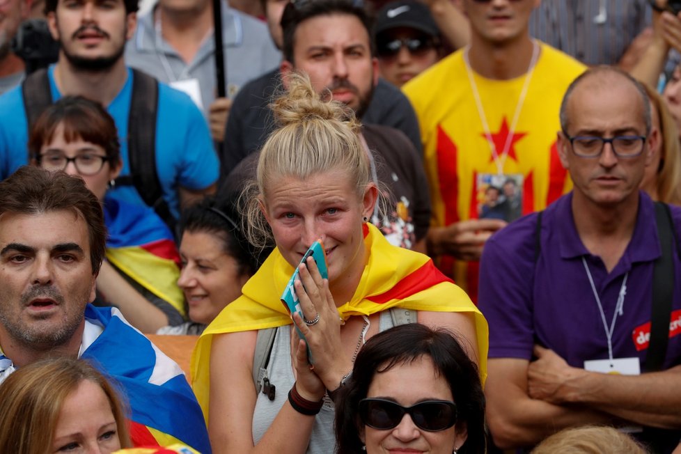 Katalánský parlament vyhlásil nezávislost na Španělsku. Lidé v Barceloně jásají