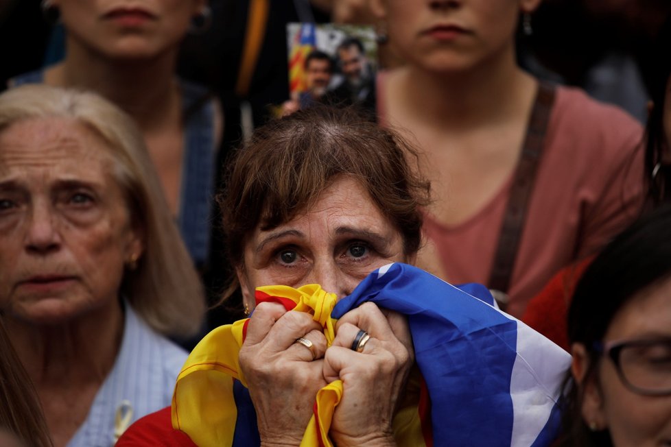 Katalánský parlament vyhlásil nezávislost na Španělsku. Lidé v Barceloně jásají