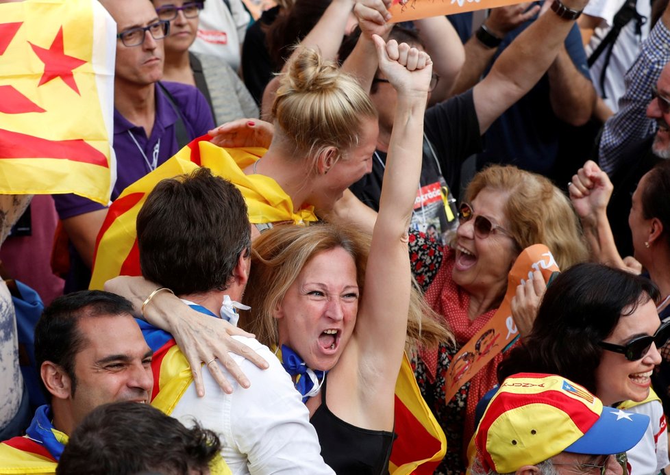 Katalánský parlament vyhlásil nezávislost na Španělsku. Lidé v Barceloně jásají