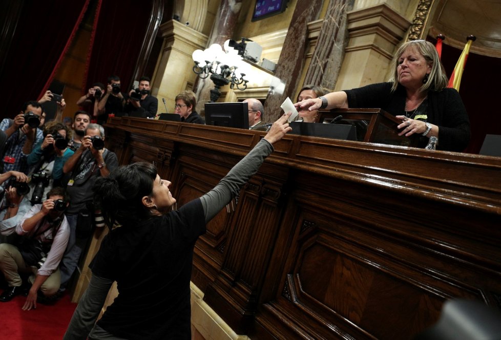 Katalánský parlament vyhlásil nezávislost na Španělsku. Lidé v Barceloně jásají