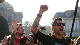 Příznivci Puigdemonta demonstrovali v lednu u budovy parlamentu v Barceloně.