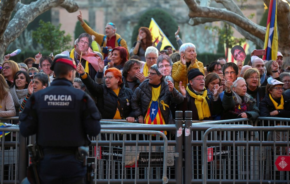 Příznivci Puigdemonta demonstrovali u budovy parlamentu v Barceloně. (30.1.2018)