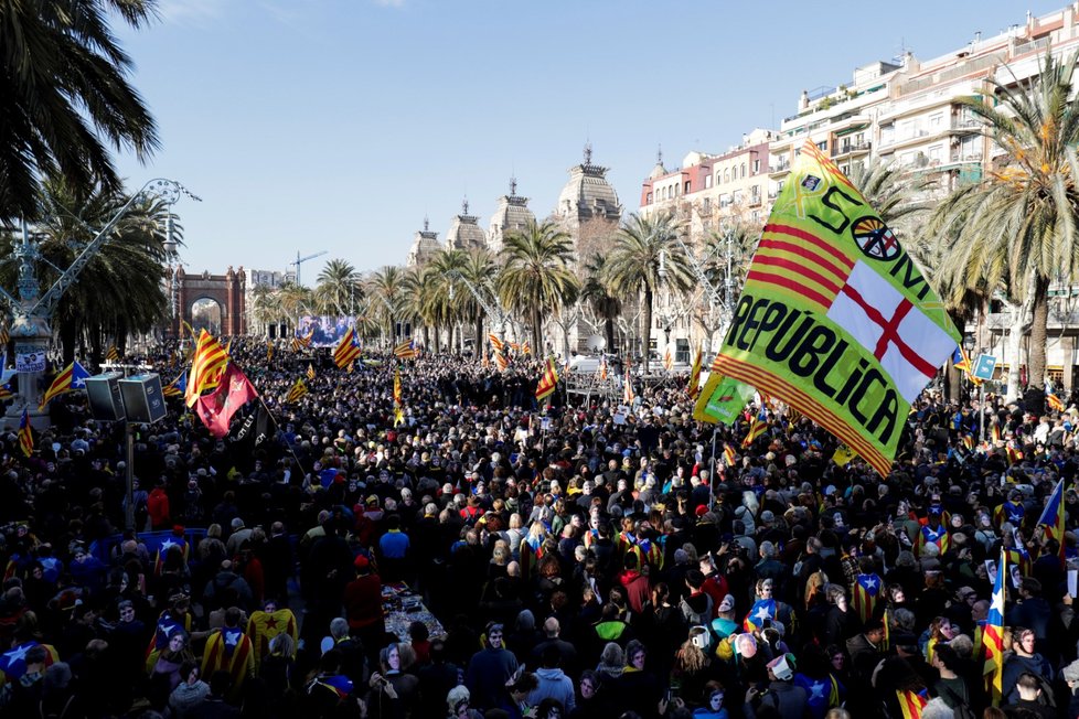 Příznivci Puigdemonta demonstrovali u budovy parlamentu v Barceloně. (30.1.2018)