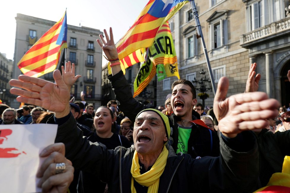 Příznivci Puigdemonta demonstrovali u budovy parlamentu v Barceloně. (30.1.2018)