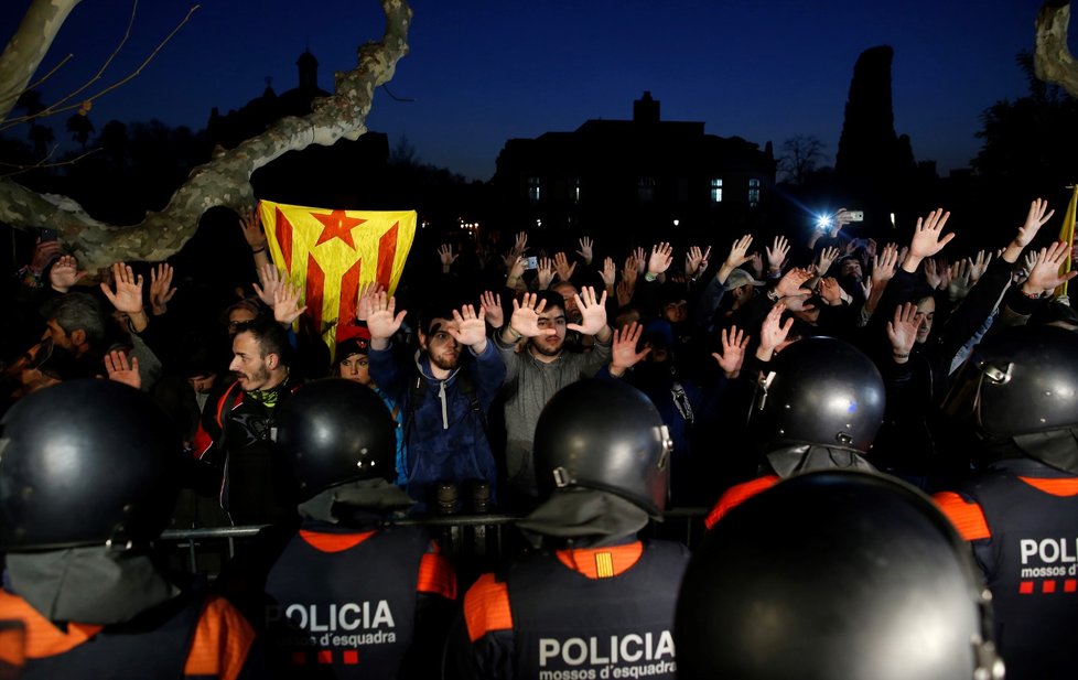 Příznivci Puigdemonta demonstrovali u budovy parlamentu v Barceloně. (30.1.2018)