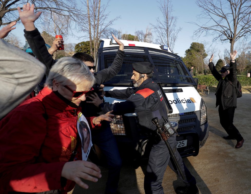 Příznivci Puigdemonta demonstrovali u budovy parlamentu v Barceloně. (30.1.2018)