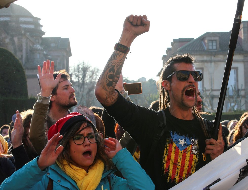 Příznivci Puigdemonta demonstrovali u budovy parlamentu v Barceloně. (30.1.2018)