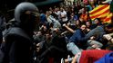 Situace v Katalánsku během neoficiálního referenda vygradovala