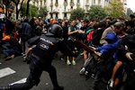 Policisté zasáhli v Katalánsku proti voličům, kteří hlasovali v referendu o odtržení od Španělska.