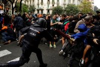 Španělé stahují policisty z Katalánska. Král varoval separatisty před zastrašováním