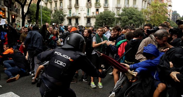 Španělé stahují policisty z Katalánska. Král varoval separatisty před zastrašováním