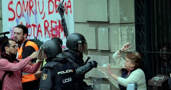 Situace v Katalánsku během neoficiálního referenda vygradovala.