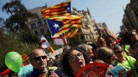 Katalánci demonstrují kvůli referendu za nezávislost, studenti rozdávali hlasovací lístky.