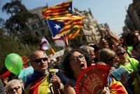Tisíce lidí v ulicích Barcelony: Katalánci demonstrují kvůli referendu za nezávislost