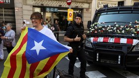 Katalánci demonstrují kvůli referendu za nezávislost, studenti rozdávali hlasovací lístky.