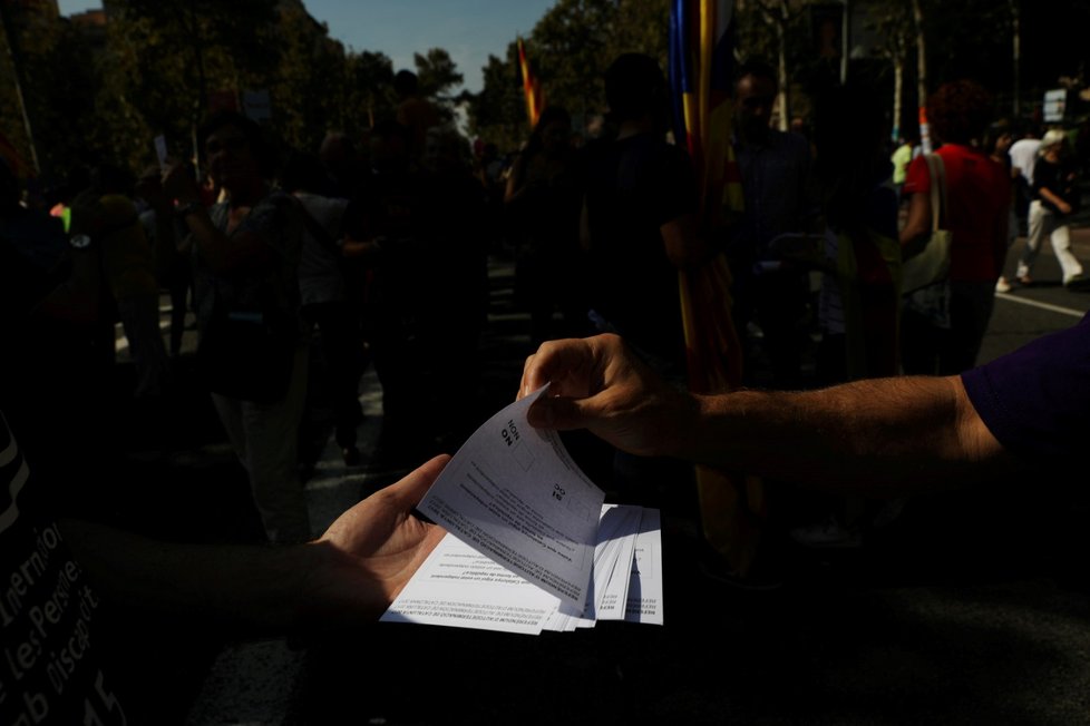 Katalánci demonstrují kvůli referendu za nezávislost, studenti rozdávali hlasovací lístky