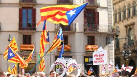 Lidé demonstrují za referendum o odtržení Katalánska od Španělska.