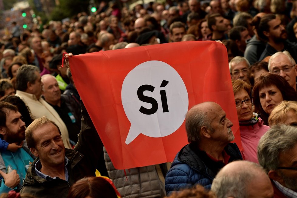 Lidé demonstrují za referendum o odtržení Katalánska od Španělska.