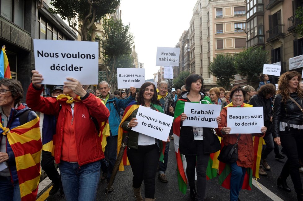 Lidé demonstrují za referendum o odtržení Katalánska od Španělska.