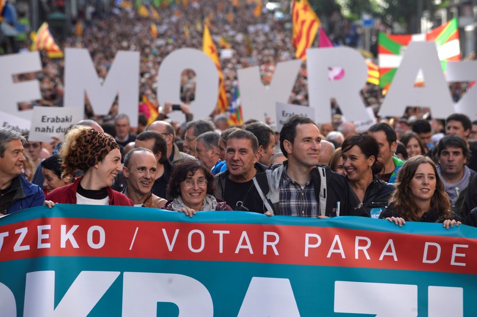 Lidé demonstrují za referendum o odtržení Katalánska od Španělska.