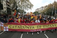 Španělsko se snaží klidnit bouře v Katalánsku. Chce mu dát pravomoc k výběru daní