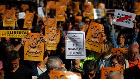 Protesty za propuštění zadržených členů katalánské „vlády“. Demonstranti mávali jejich podobiznami.