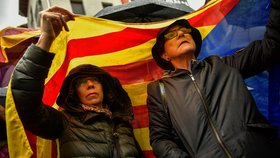 Protesty nezasáhly jen Barcelonu, ale třeba také Pamplonu. Neobešlo se to bez katalánských vlajek.