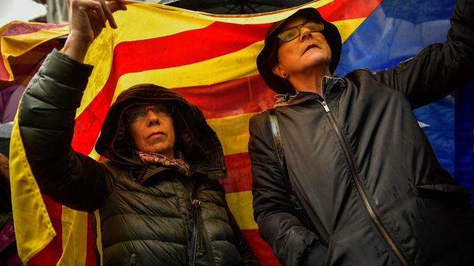Protesty nezasáhly jen Barcelonu, ale třeba také Pamplonu. Neobešlo se to bez katalánských vlajek.