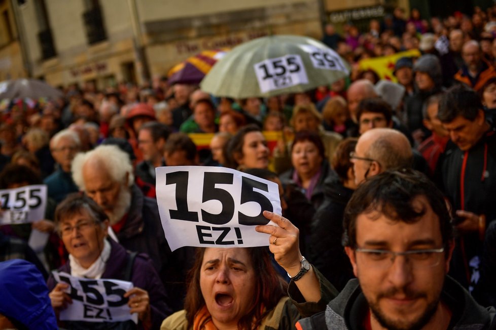 Dav protestuje proti článku 155 španělské ústavy, podle kterého jedná centrální španělská vláda.