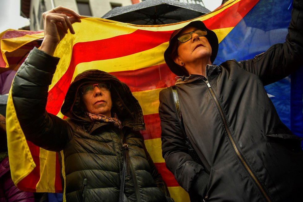 Protesty nezasáhly jen Barcelonu, ale třeba také Pamplonu. Neobešlo se to bez katalánských vlajek.