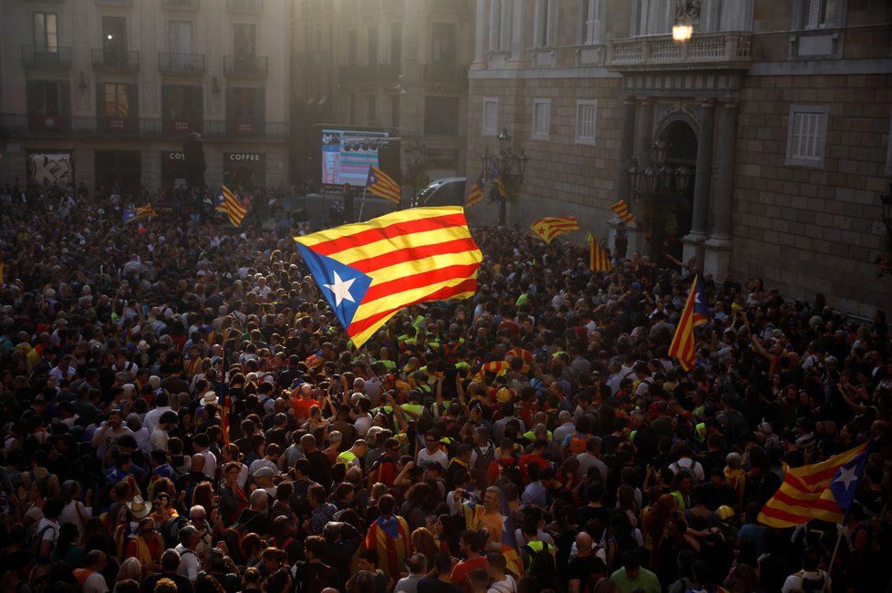 Katalánci slavili jednostranné vyhlášení nezávislosti, španělský senát ale v reakci schválil omezení katalánské autonomie.
