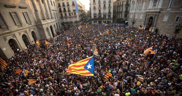 Španělsko obvinilo Katalánsko ze vzpoury. Premiérovi hrozí až 30 let