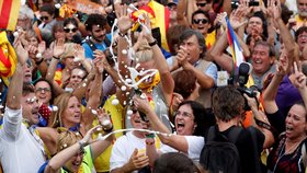 Lidé v Katalánsku slaví poté, co tamní parlament hlasoval pro vyhlášení nezávislosti.