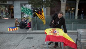 Katalánci slaví jednostranné vyhlášení nezávislosti, španělský senát ale v reakci schválil omezení katalánské autonomie.