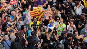 Katalánci slaví jednostrané vyhlášení nezávislosti, španělský senát ale v reakci schválil omezení katalánské autonomie