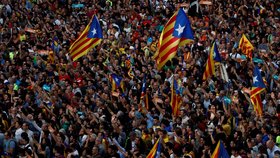 Katalánci slaví jednostranné vyhlášení nezávislosti, španělský senát ale v reakci schválil omezení katalánské autonomie.