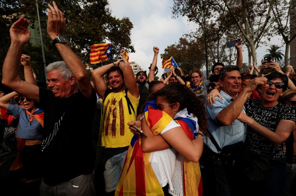 Lidé v Katalánsku slaví poté, co tamní parlament hlasoval pro vyhlášení nezávislosti