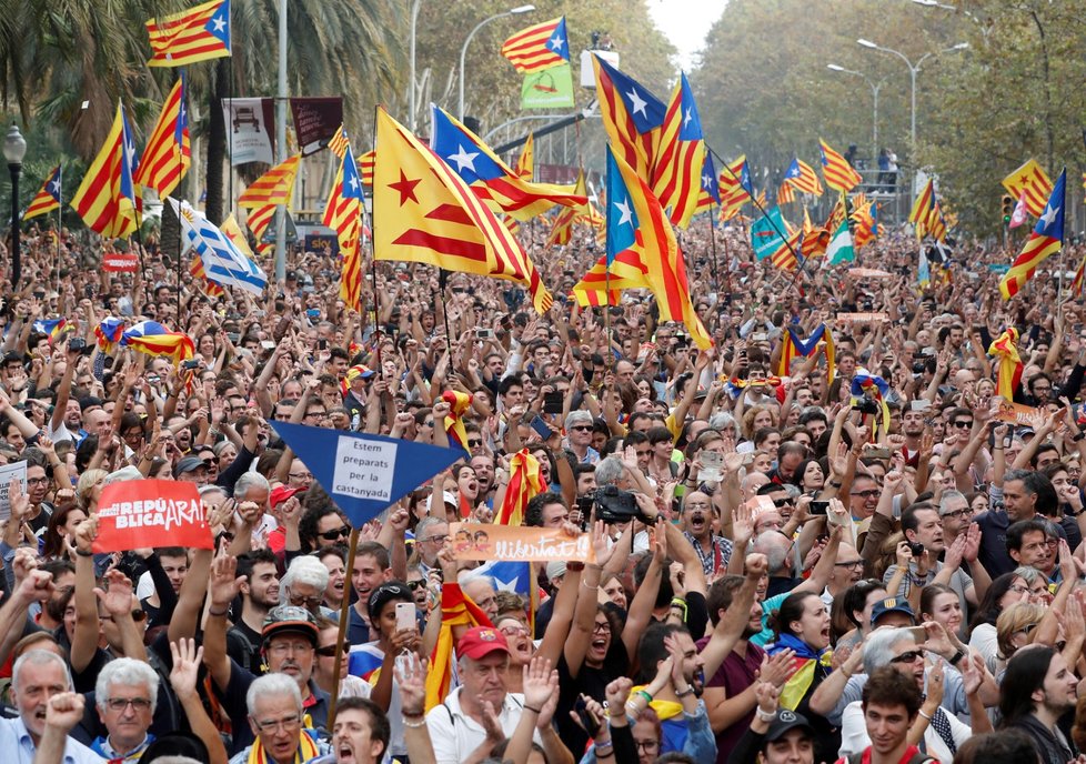 Oslavy v ulicích Barcelony, poté, co se katalánský parlament vyslovil pro vyhlášení nezávislosti